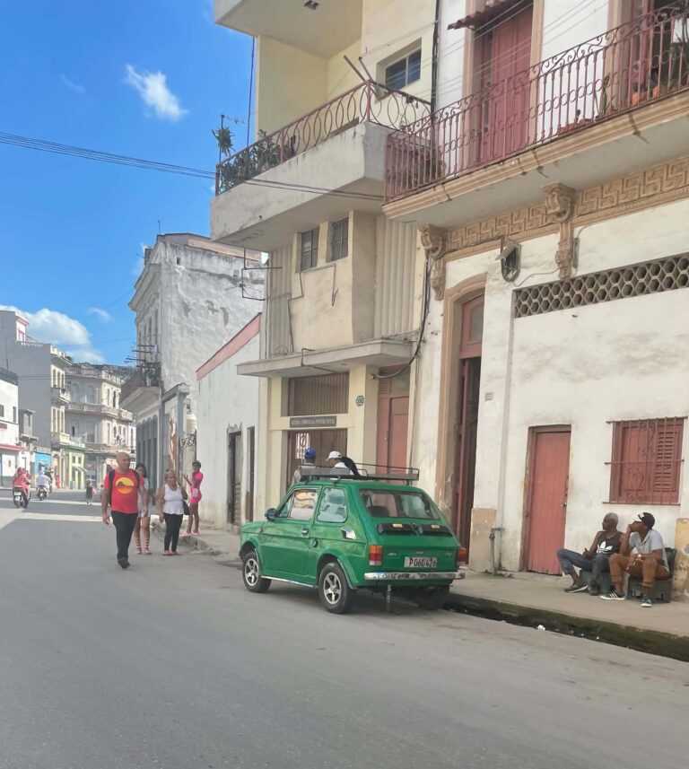 Polski Fiat "maluch" w Hawanie